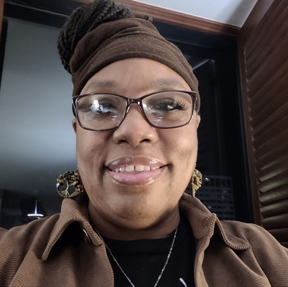 Meet your Posher, Tonia!! - Picture 9 of 12